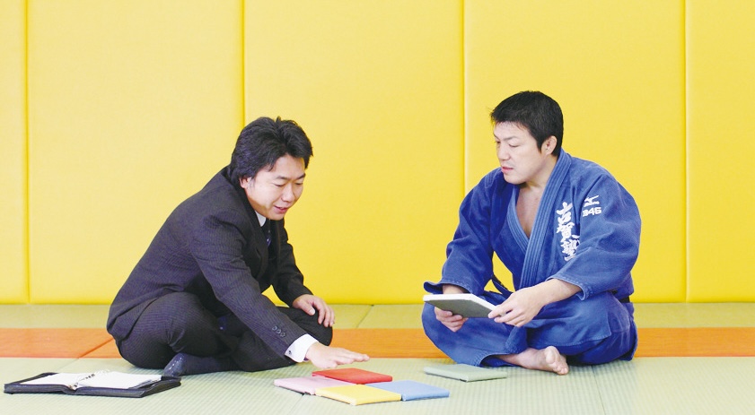 古賀稔彦氏との話し合いの様子
